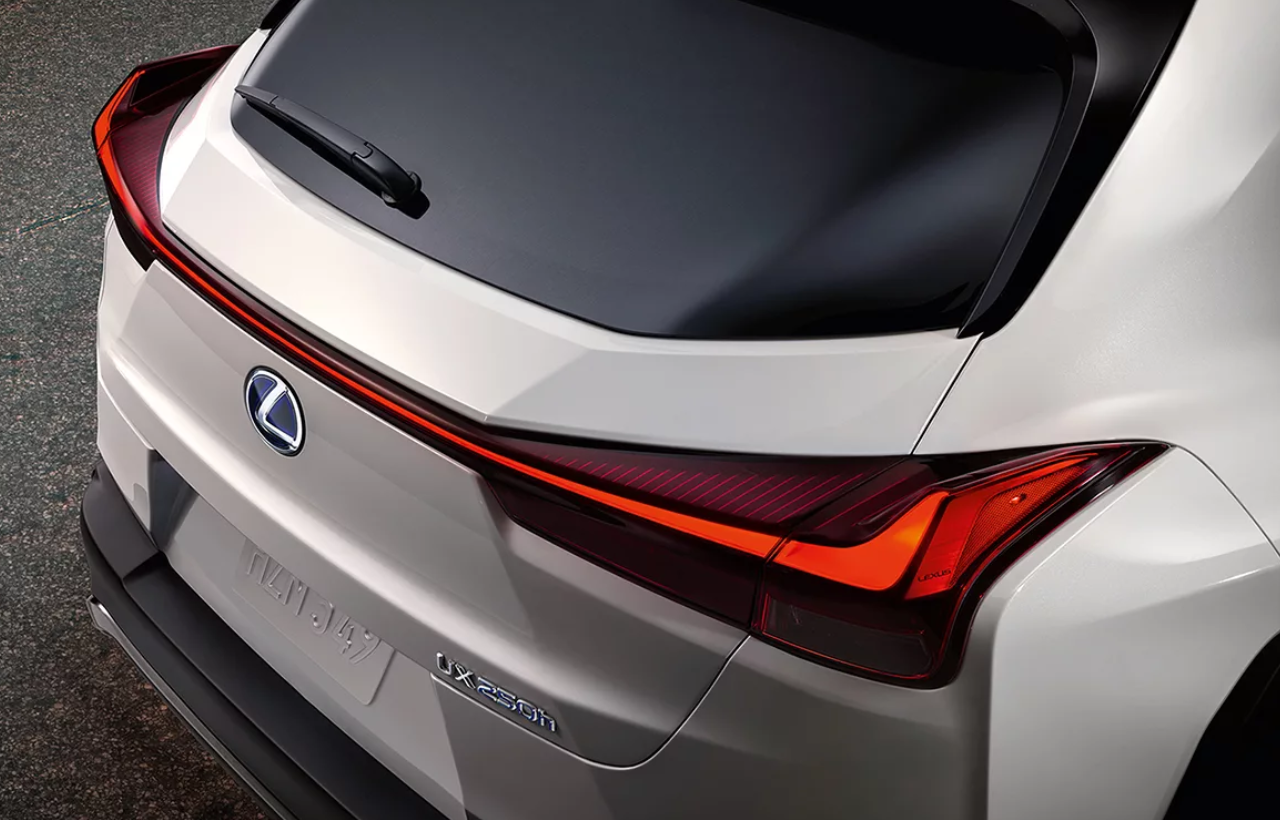 Las luces traseras se unen en una única línea que va variando su espesor.