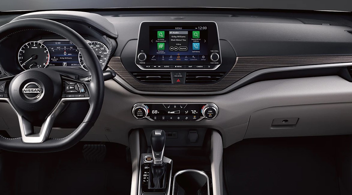 2021 Nissan Altima Steering Wheel and Dashboard