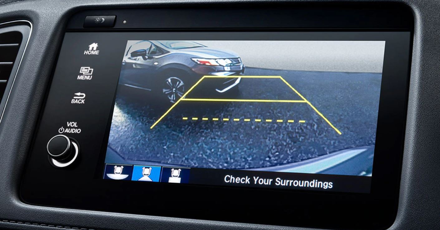 La cámara de visión trasera multi-ángulo te ofrece tres vistas disponibles: normal, superior y gran angular.
