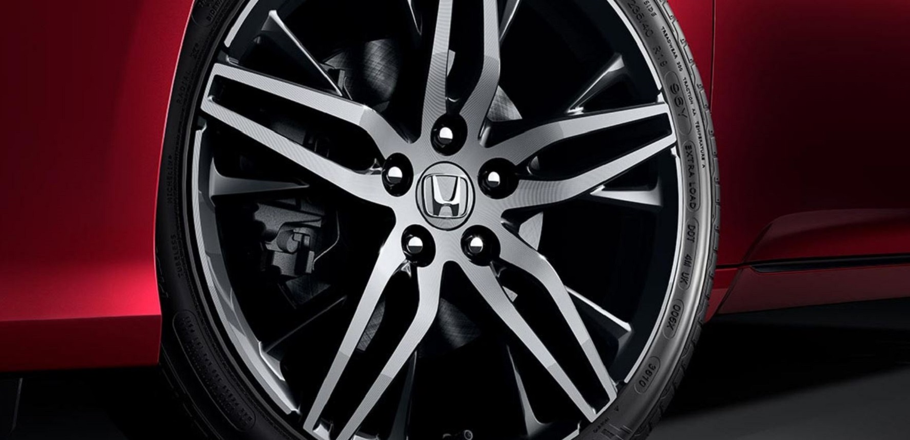 Tienes disponibles ruedas de aleación de 19 pulgadas.