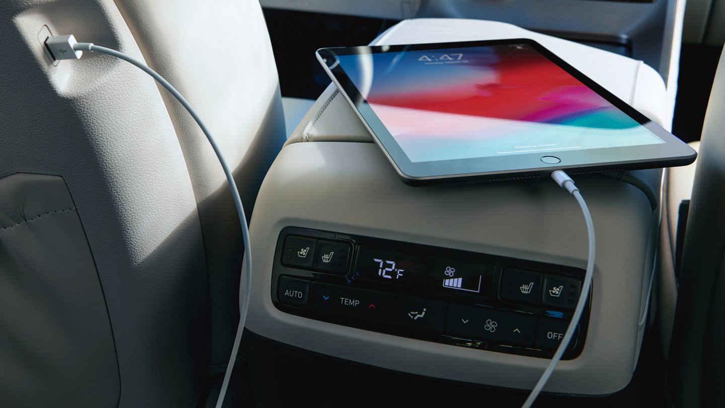 Hay puertos de carga USB disponibles en las tres filas de asientos.