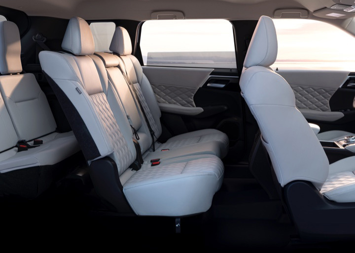 2022 Mitsubishi Outlander Cabin