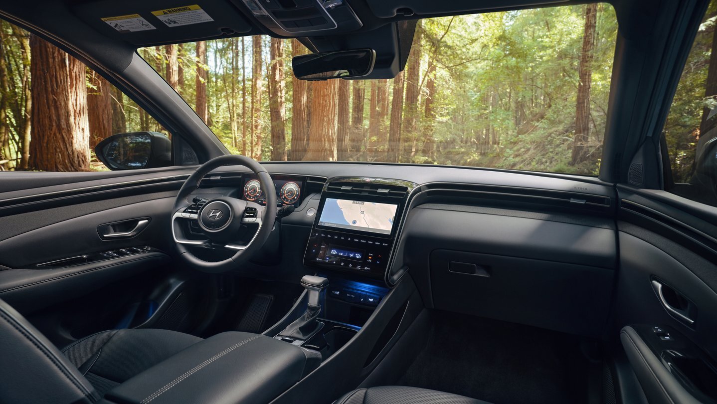 Una cabina que te brinda confort y conectividad. Con una gran pantalla interior y asientos con ventilación y calefacción disponibles.