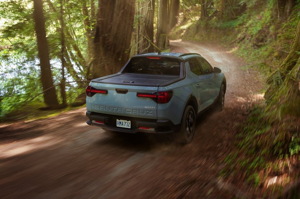 A la altura de cualquier terreno y condición climática, la nueva Hyundai Santa Cruz viene con tracción en las cuatro ruedas y un motor turbocargado disponibles. 