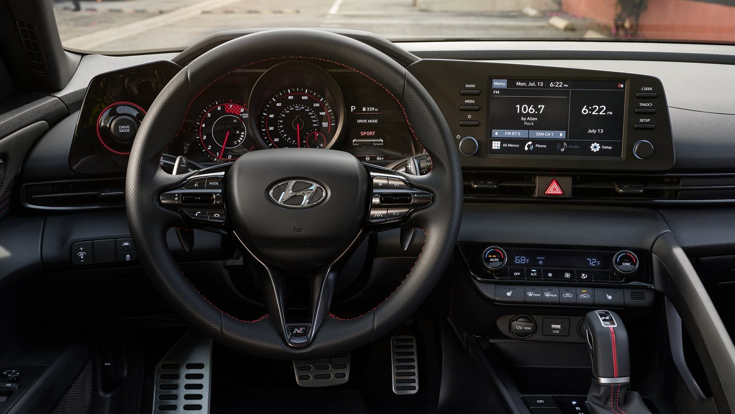 El volante de la Hyundai Elantra, disponible en cuero, cuenta con comandos integrados para manejar música, atender llamados telefónicos o programar la velocidad crucero, sin distraerte del camino.
