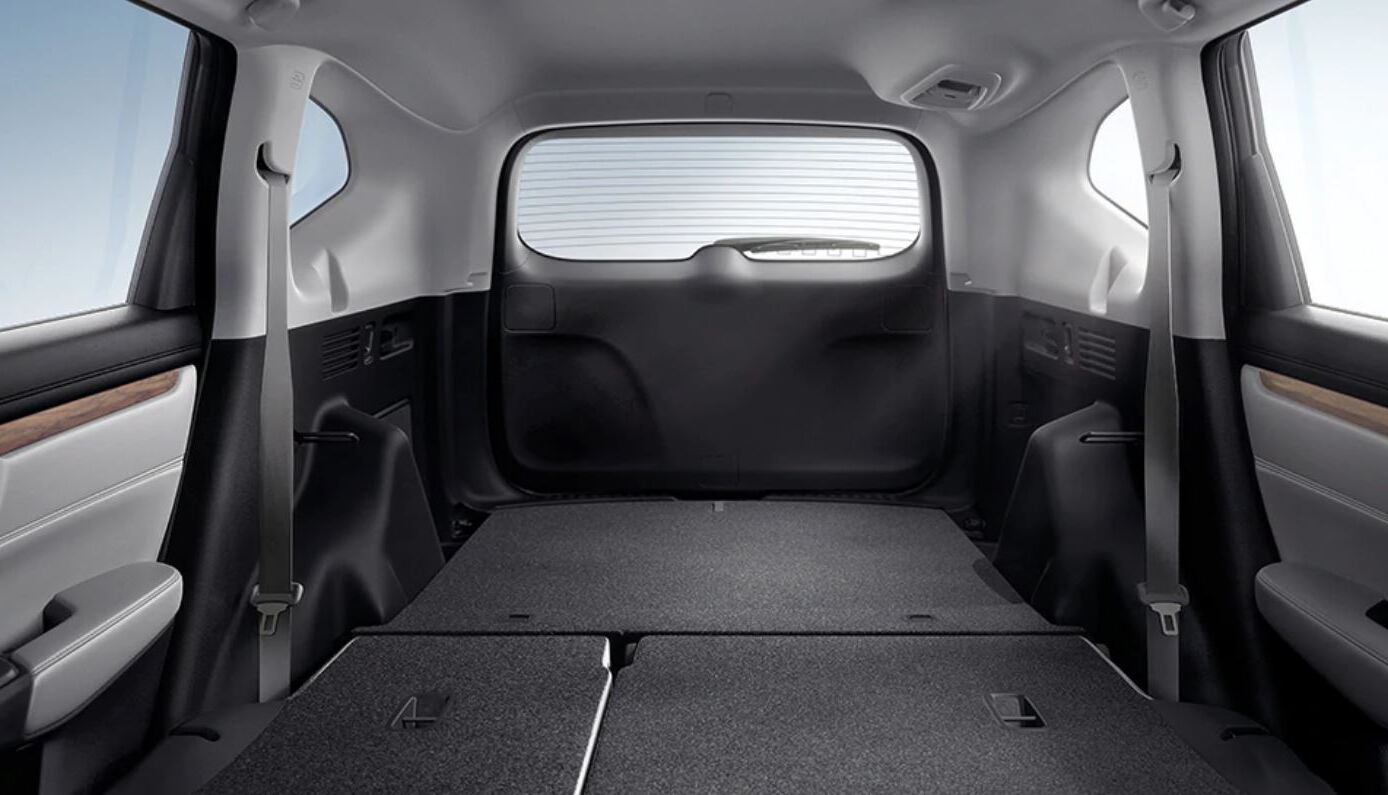 Gracias a los asientos traseros rebatibles, vas a poder contar con espacio extra para transportar todo lo que necesitas. Se muestra el modelo Touring con cuero Grey. 