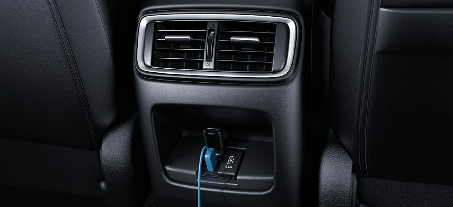 Hay puertos USB disponibles adelante y atrás.