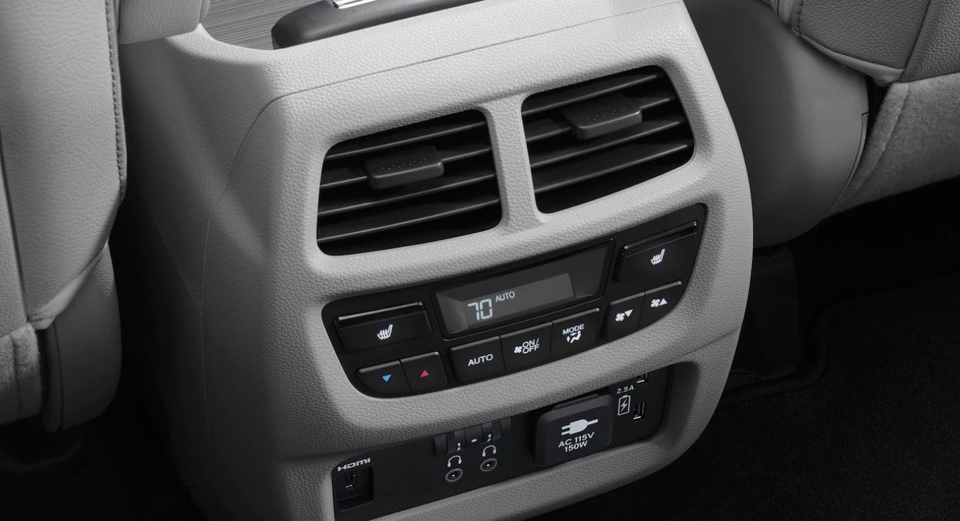 El control de clima es automático y de tres zonas.