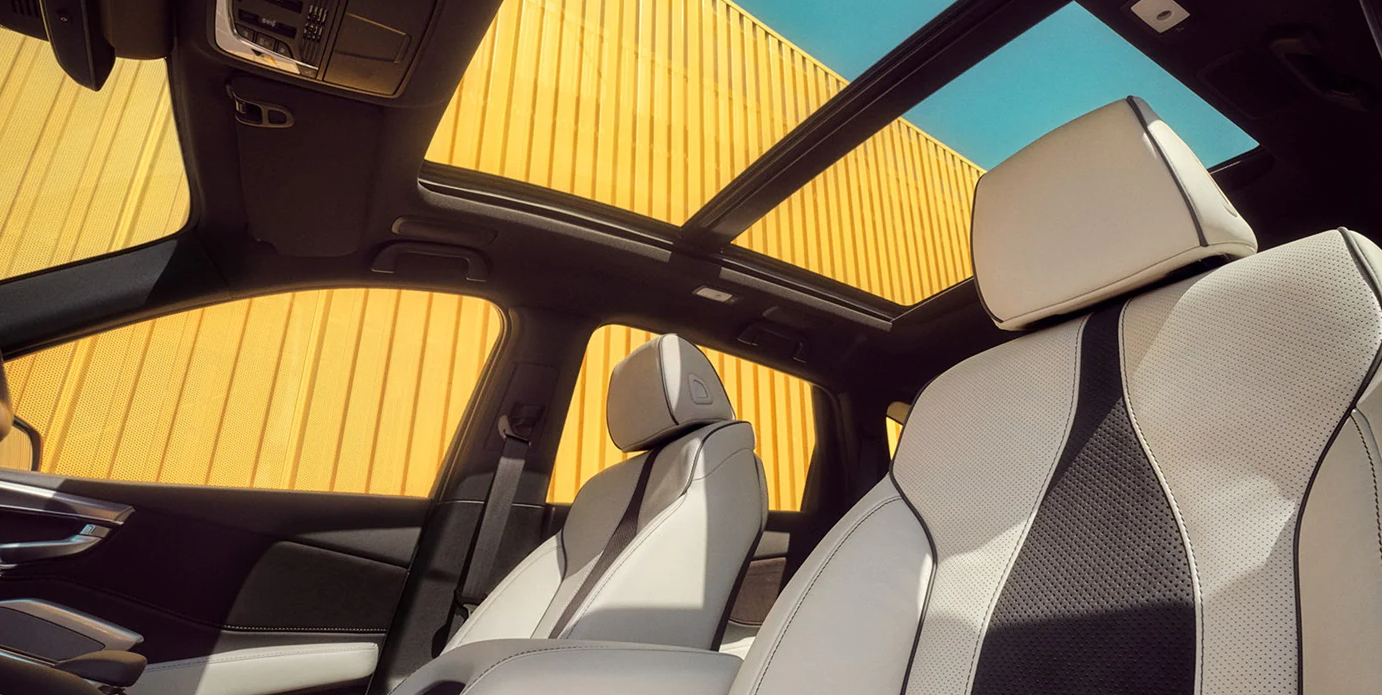 El techo panorámico y los asientos de cuero son uno de los tantos detalles Premium del RDX.