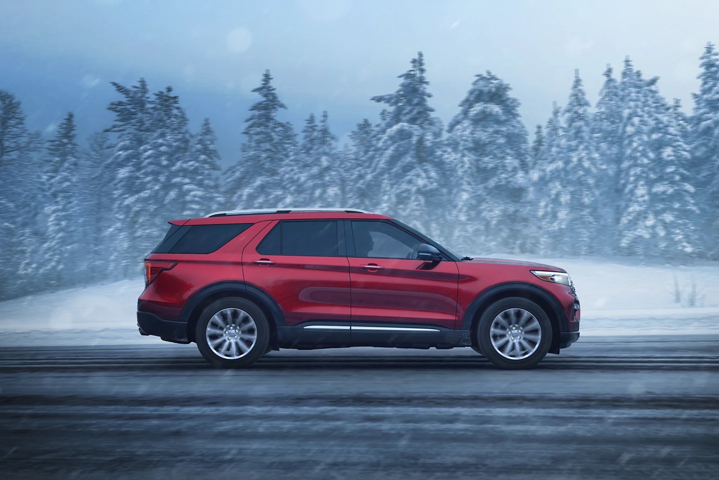 El vehículo que se muestra es el Ford Explorer 2022 Limited en Rapid Red.