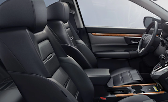 Sube a tu familia a un Honda CR-V 2022 y disfruten todos de sus asientos de cuero disponibles.