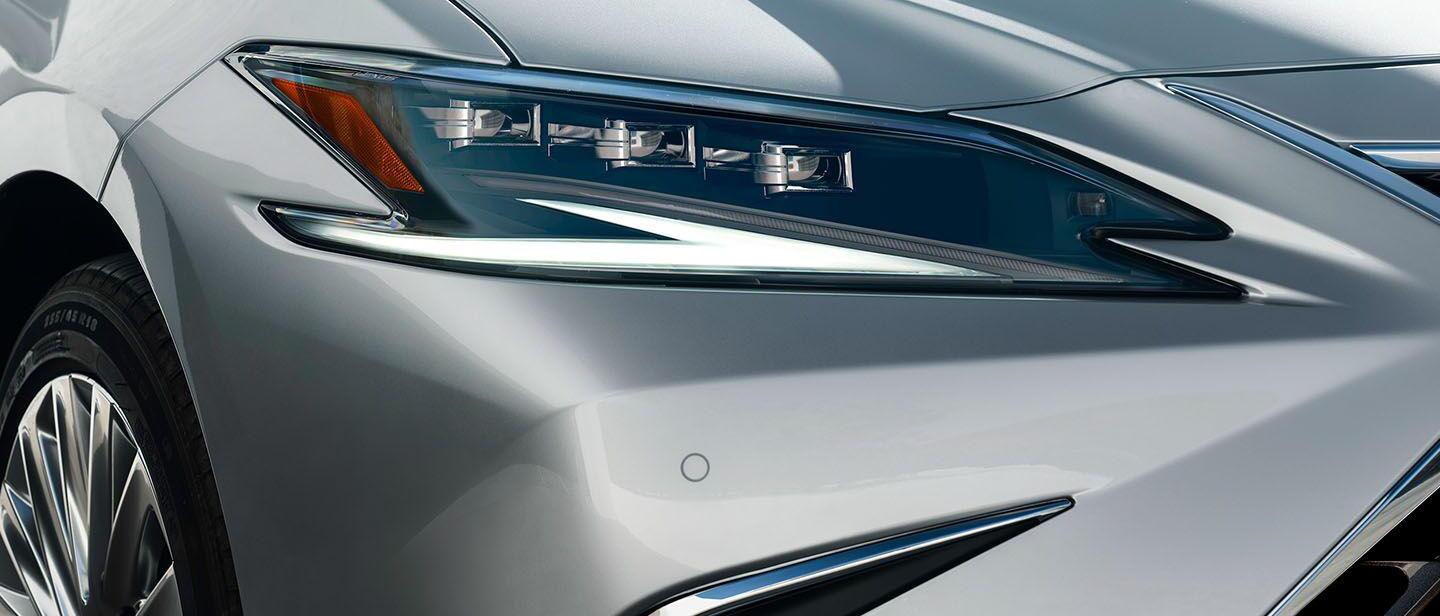 Las luces delanteras son elegantes y llamativas.