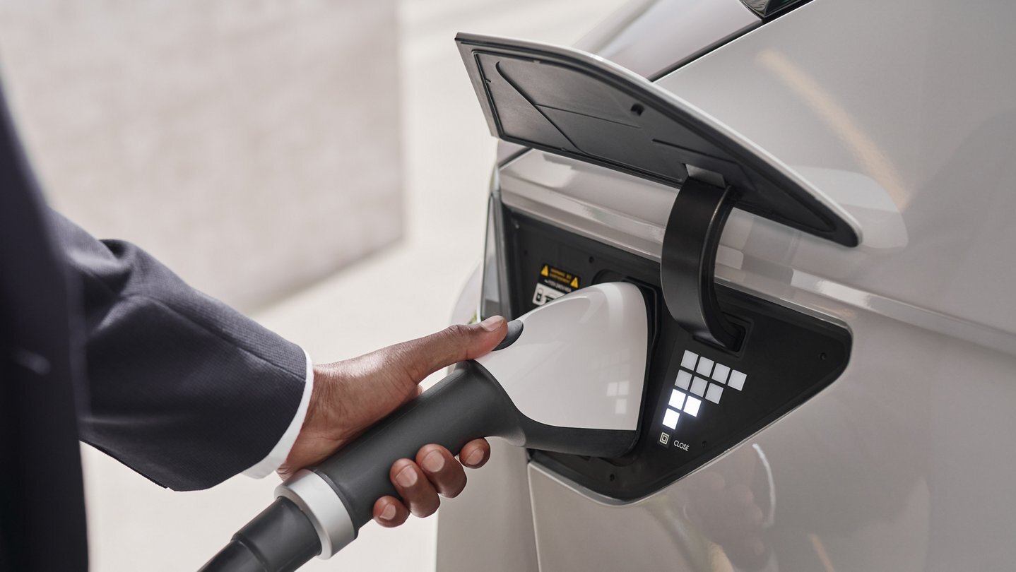 En apenas cinco minutos en un cargador ultrarrápido de 800 V obtienes hasta 68 millas de autonomía.