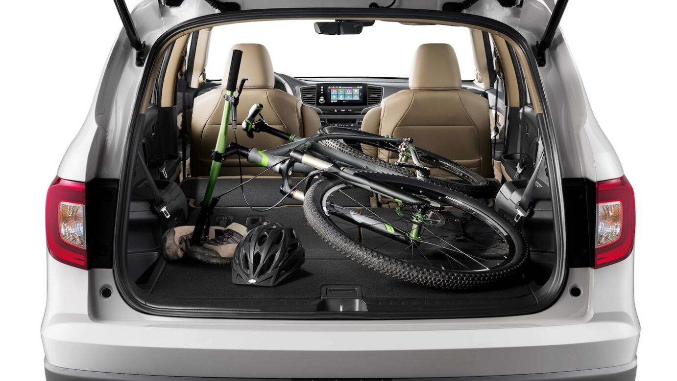 El Honda Pilot 2022 es un vehículo pensado para el uso familiar y, como tal, te ofrece mucho espacio de carga.