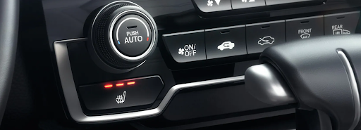 Los asientos delanteros tienen calefacción disponible.