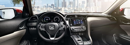 Viajar en un Honda Insight 2022 es un placer por lo espaciosa y cómoda que es su cabina y por los acabados brillantes que ofrece.