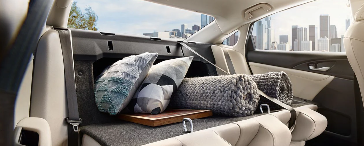 El asiento trasero puede abatirse en partes 60/40 para maximizar la capacidad de carga.