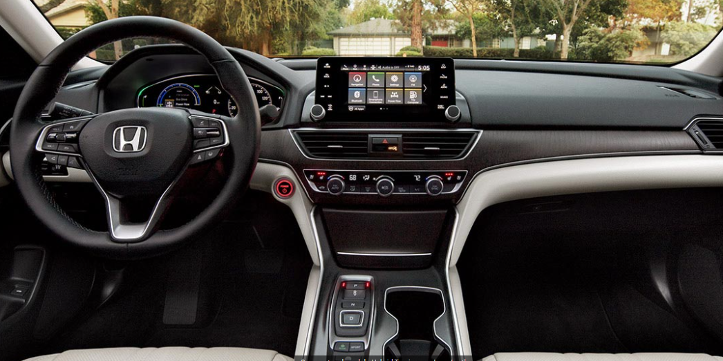 La tecnología del Honda Accord 2022 se manifiesta no solo en su hibridez sino también en las pantallas y funciones que encuentras dentro de la cabina y que te permiten viajar conectado, informado y entretenido.