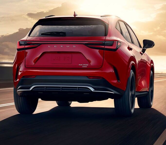 El nombre Lexus se exhibe con elegancia y sofisticación en el portón.