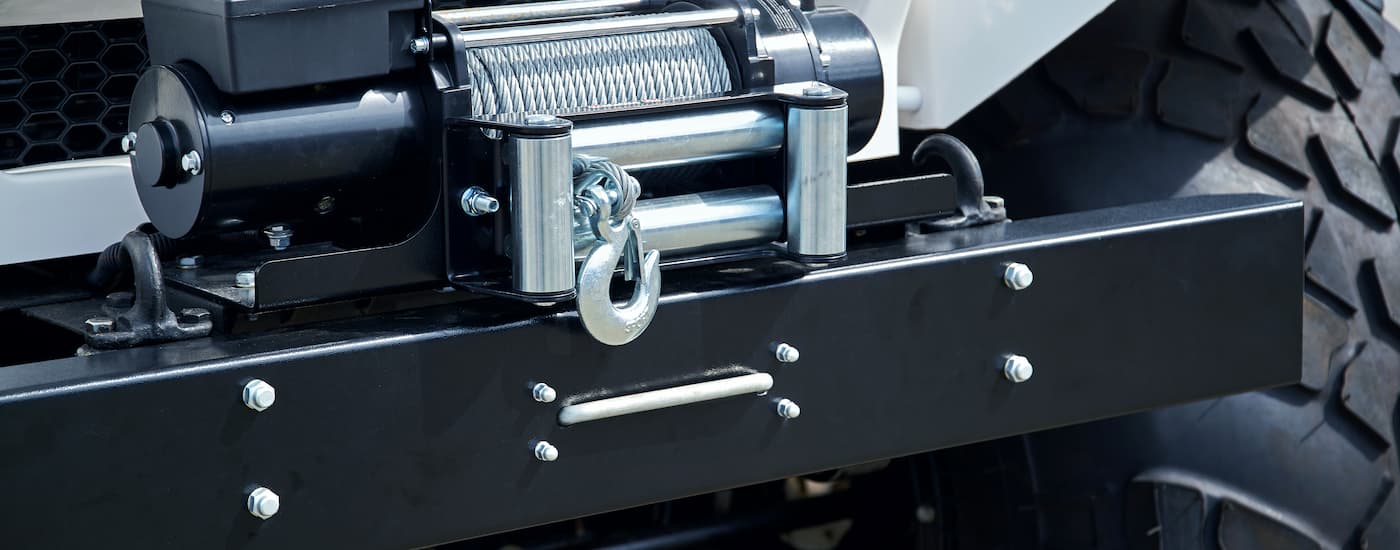A close up of a winch is shown on a Jeep.