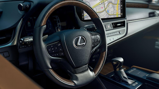 Desde el momento en que ingresas a un Lexus ES 350 2022, todos los controles que necesitas están a tu alcance.