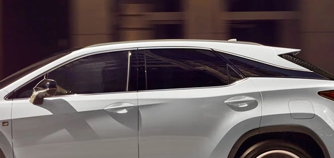 El RX exhibe la imagen de un techo que “parece flotar” por tener oscuros los pilares traseros.