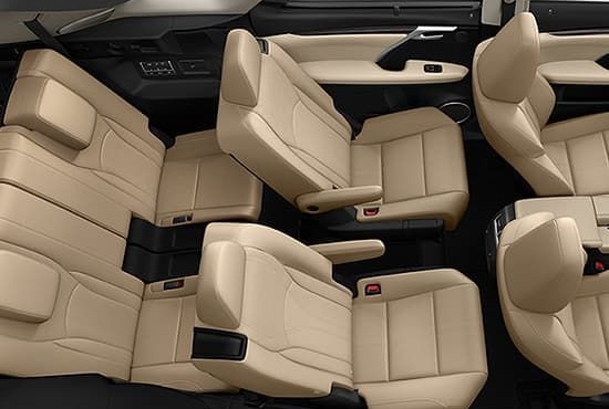 En la cabina del Lexus RX 350L 2022 encuentras tres filas de asientos elaboradas con materiales exclusivos y acabados excelentes.