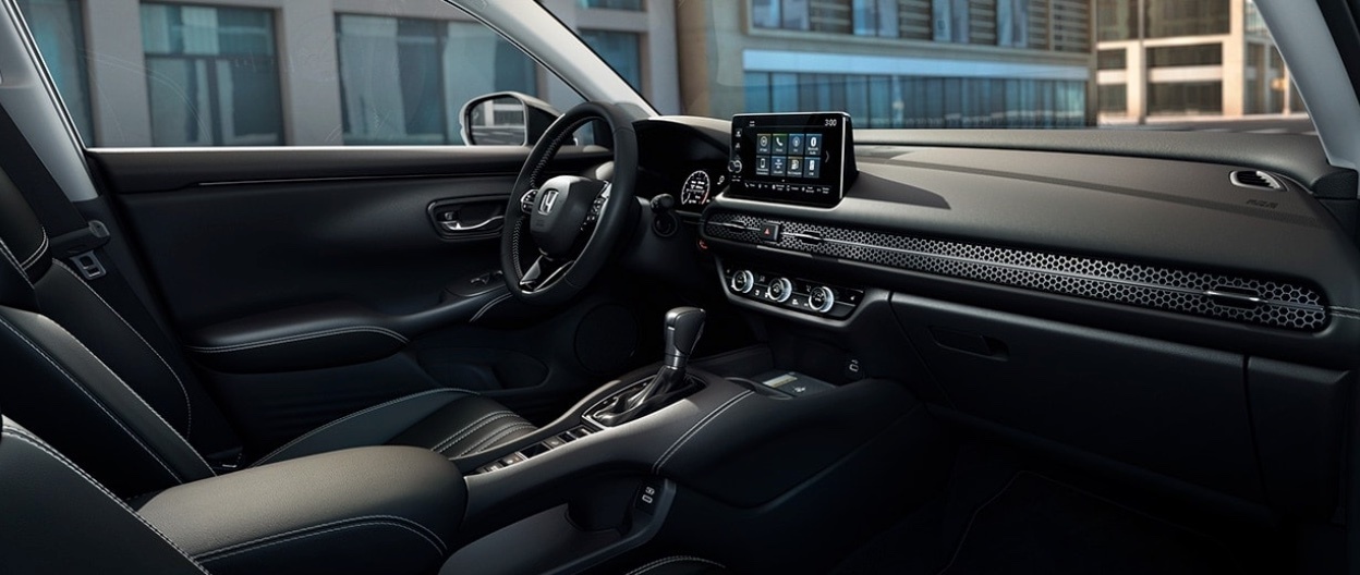 Una malla metálica estilo panal se extiende de puerta a puerta por el panel.