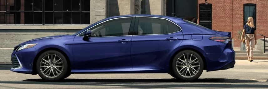 El vehículo que se muestra es el Toyota Camry 2022 con equipamientos opcionales.