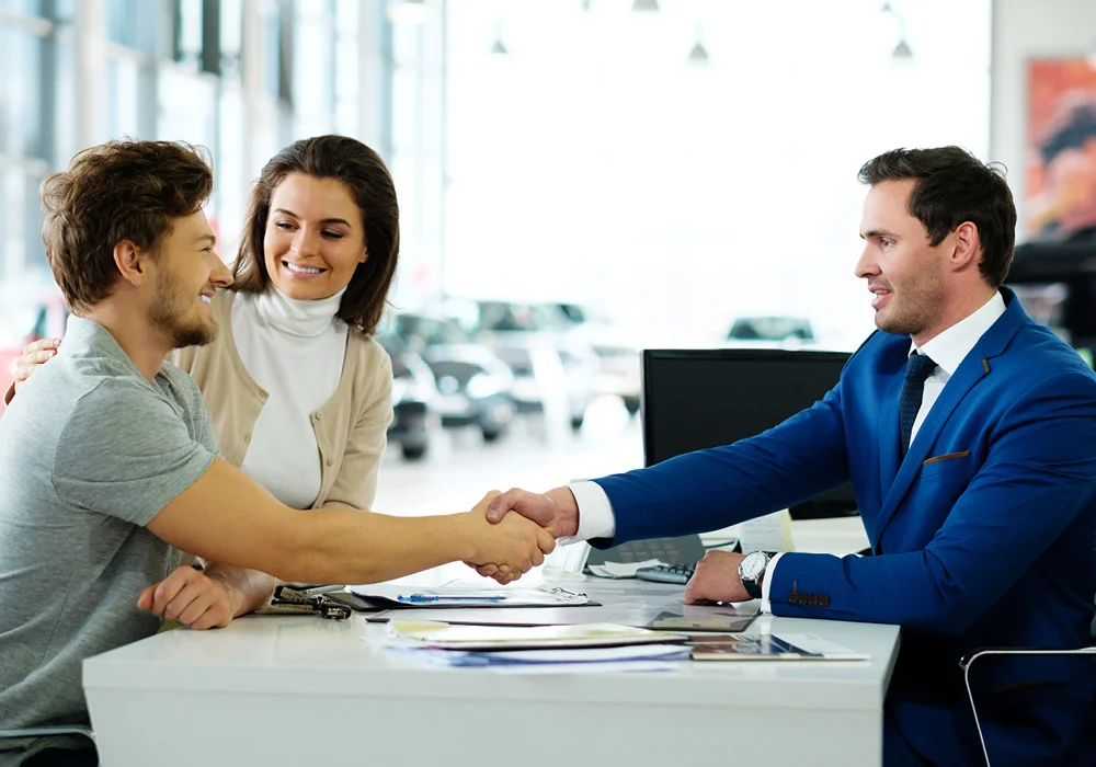 customers-buying-car