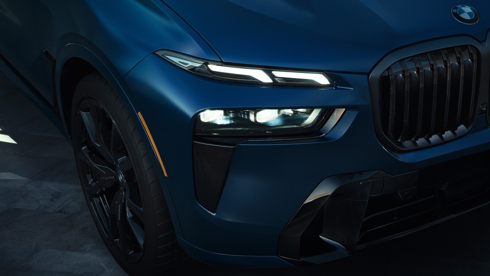 Front End Details of the 2023 BMW X7