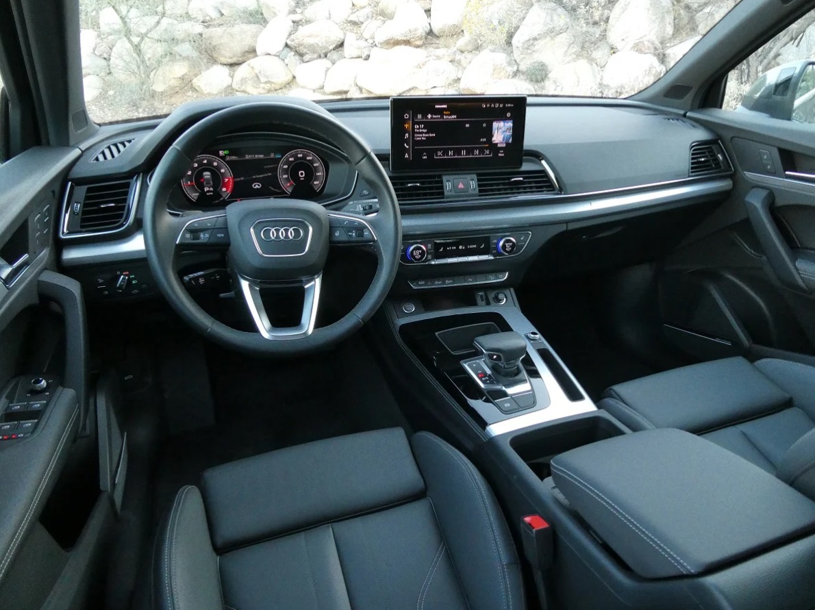 Dashboard in the 2022 Audi Q5