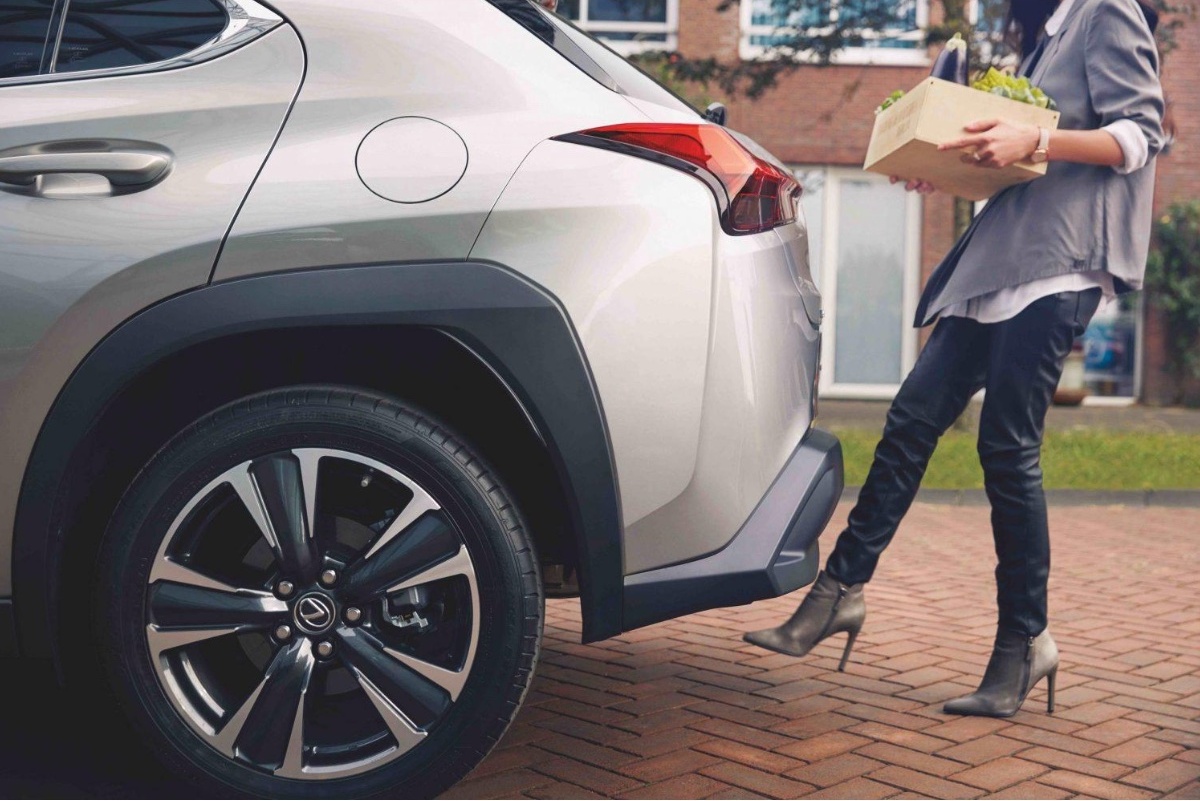 Cuentas con una puerta trasera eléctrica manos libres que se abre con un movimiento de tu pie debajo del parachoques trasero para que el proceso de carga sea más fácil y conveniente.