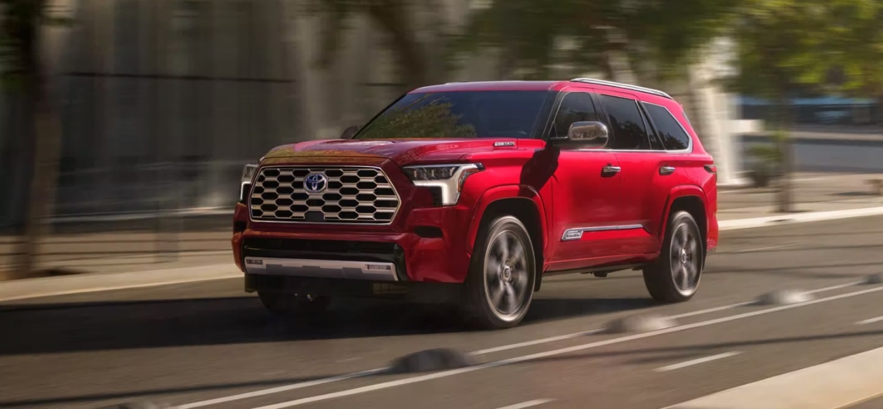 El vehículo que se muestra es el Toyota Sequoia 2022 en Supersonic Red.