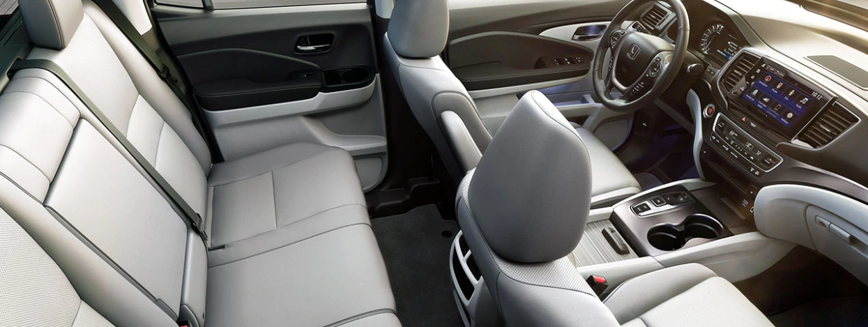 El Ridgeline 2022 te ofrece un interior refinado.