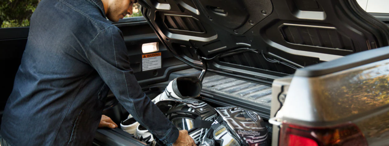 Debajo del piso de la caja encuentras un compartimiento con cerradura que tiene un volumen de 7.3 pies cúbicos.