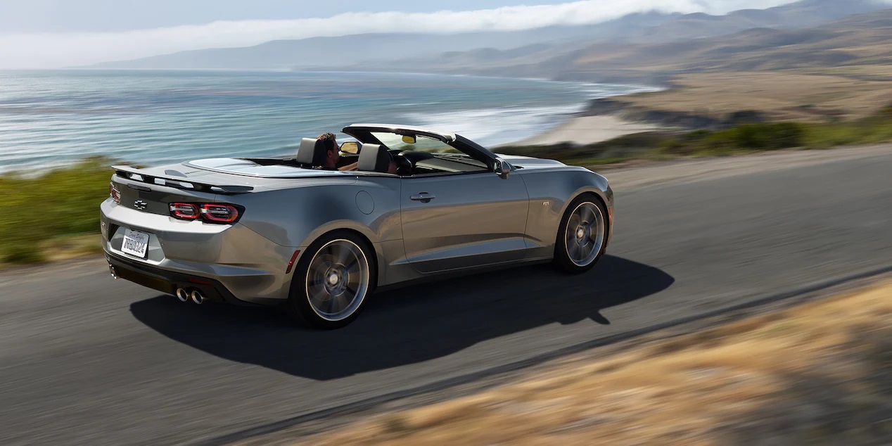Al Camaro 2023 lo puedes tener cupé o convertible.