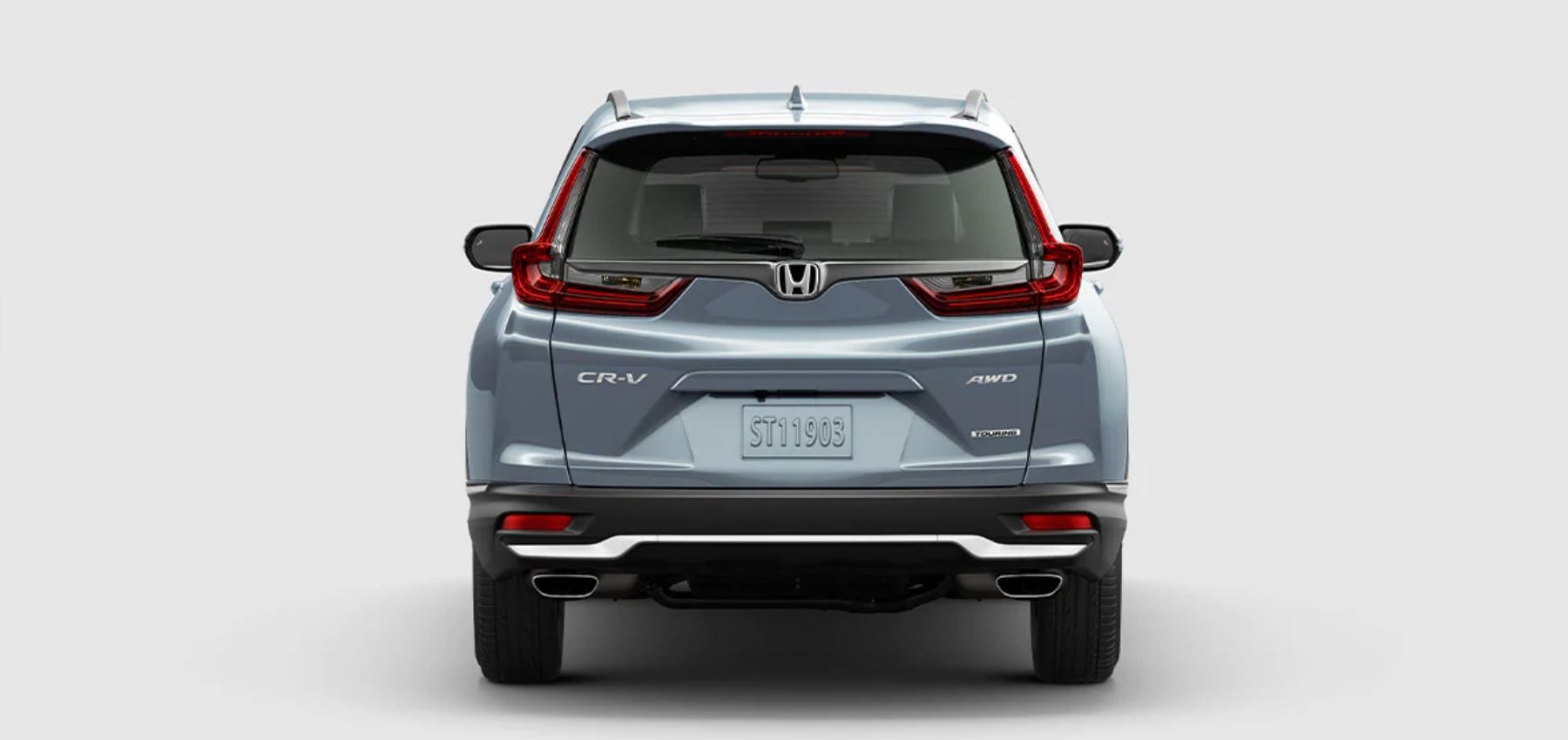 El exterior exhibe llamativos detalles como salidas de escape doble cromadas.