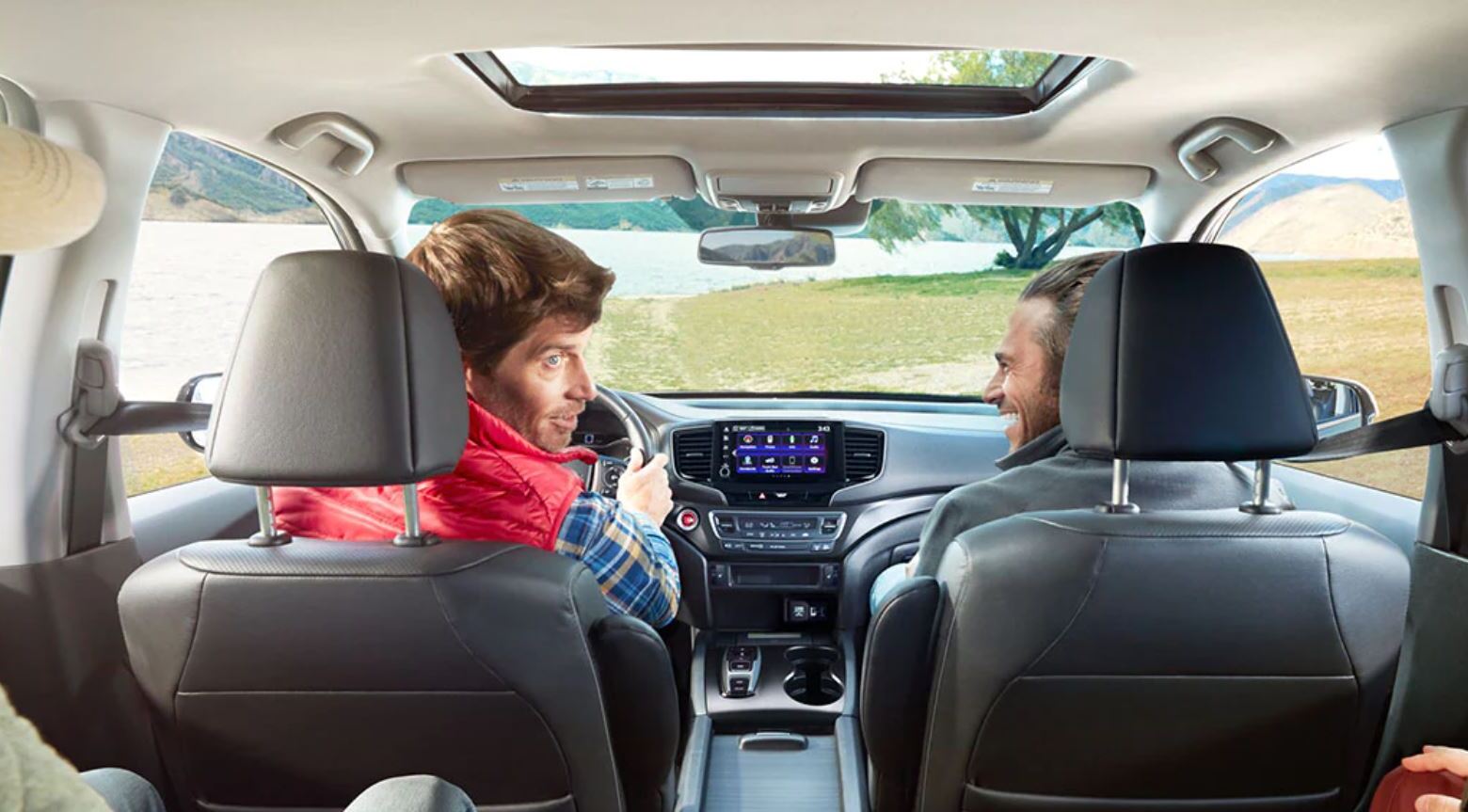 El Ridggeline 2023 cuenta con una cómoda y versátil cabina.