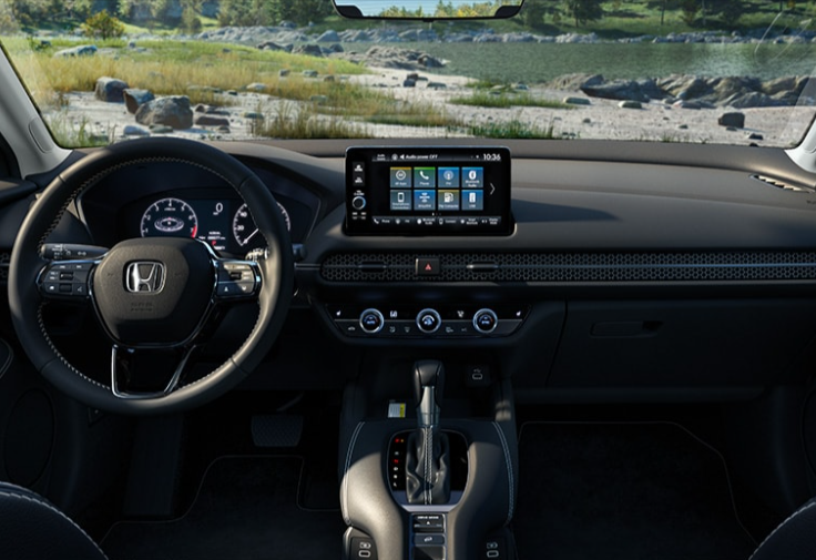 En la cabina se exhibe una malla de metal con forma de panal que se extiende de puerta a puerta a través del tablero.