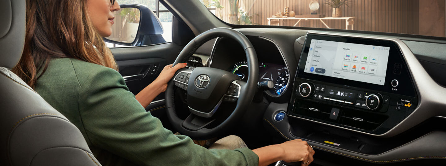 2023 Highlander Touchscreen