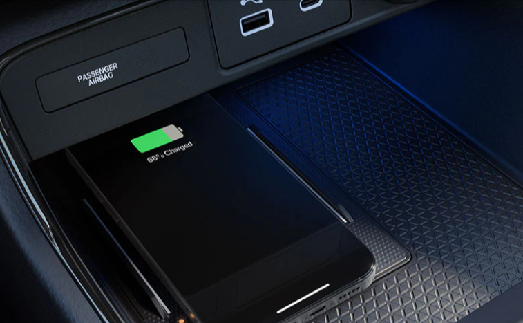 Mantén fácilmente tu teléfono con carga gracias al cargador de teléfono inalámbrico disponible.