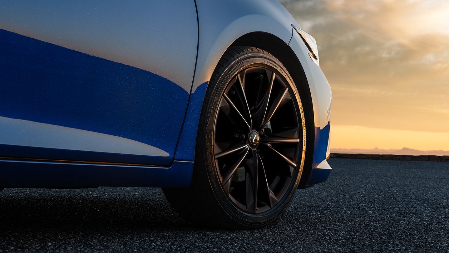Wheels of the 2023 Lexus ES 350