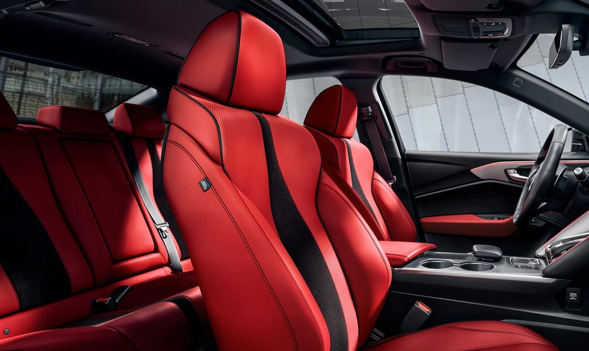 Los asientos deportivos con detalles de Ultrasuede® elevan tu experiencia al volante.