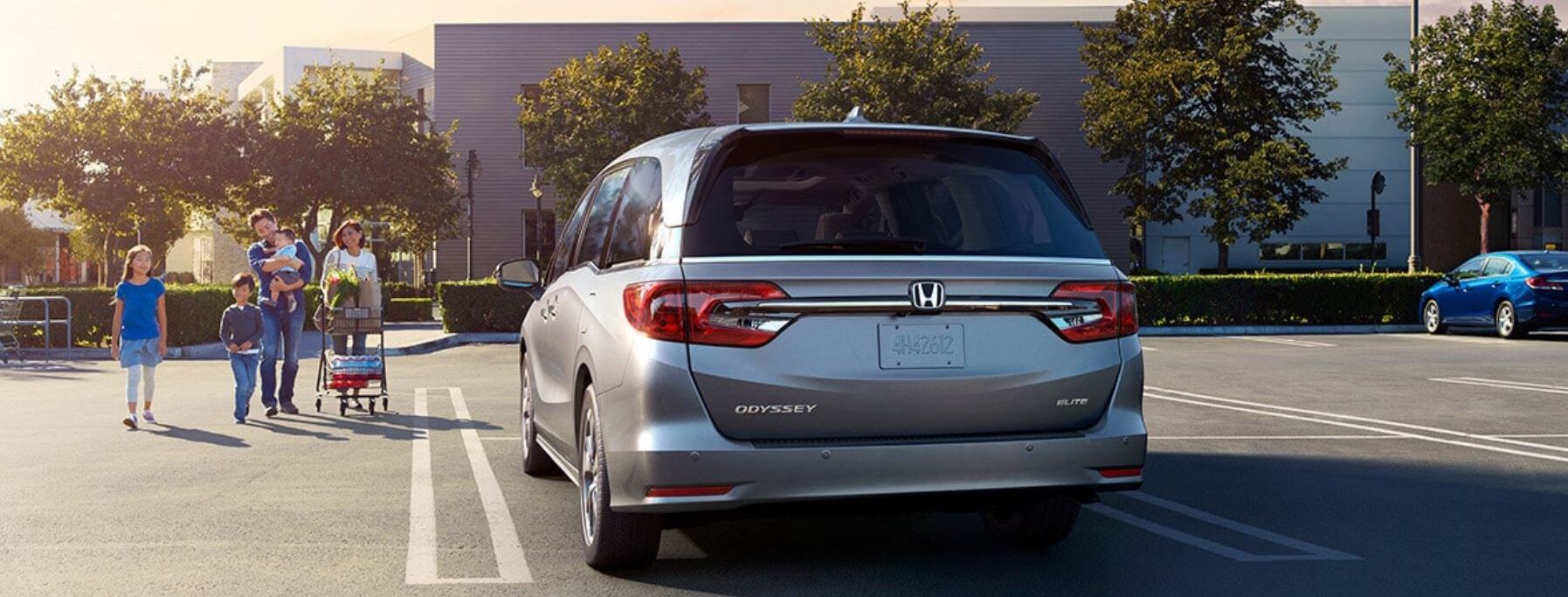 El vehículo que se muestra es el Honda Odyssey 2023 Elite en Lunar Silver Metallic.