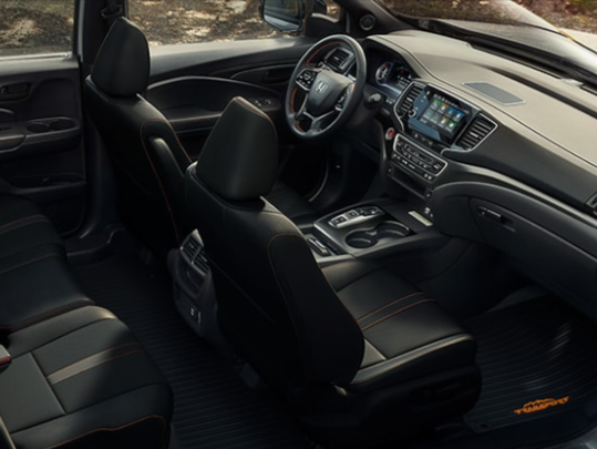 Si vas acompañado, detrás de los asientos traseros tienes más de 50 pies cúbicos de espacio para tus cosas.