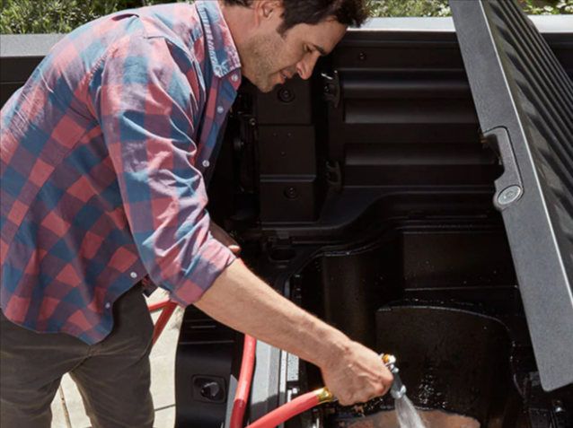 La caja tiene un compartimiento de 7.9 pies cúbicos debajo del piso.