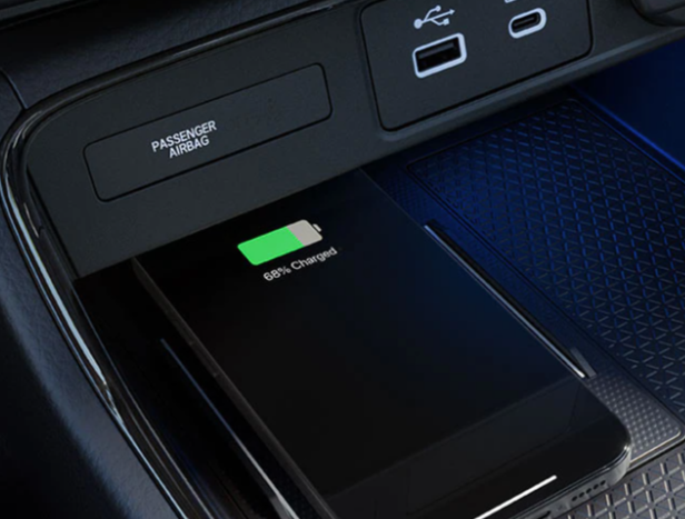 El cargador de teléfono inalámbrico es estándar en el CR-V 2023 EX-L.