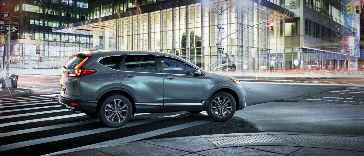 2022 Honda CR-V Exterior Turning At A City Intersection At Night