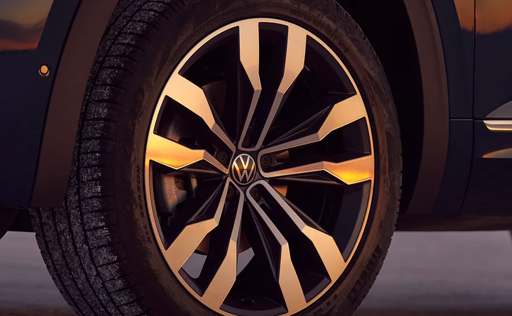 2023 Volkswagen Atlas vs 2023 Nissan Rogue near Patchogue, NY East